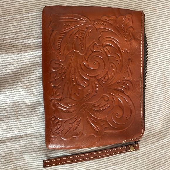 Patricia Nash Wristlet in great condition about 8 x 6in - Picture 9 of 9
